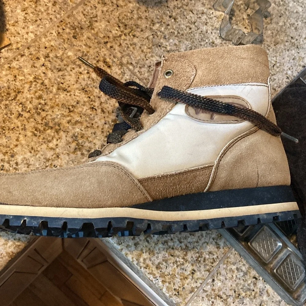 Vasque Boots Leather / Waterproof Canvas Upper Vibram Sole Boots Black Lug Sole